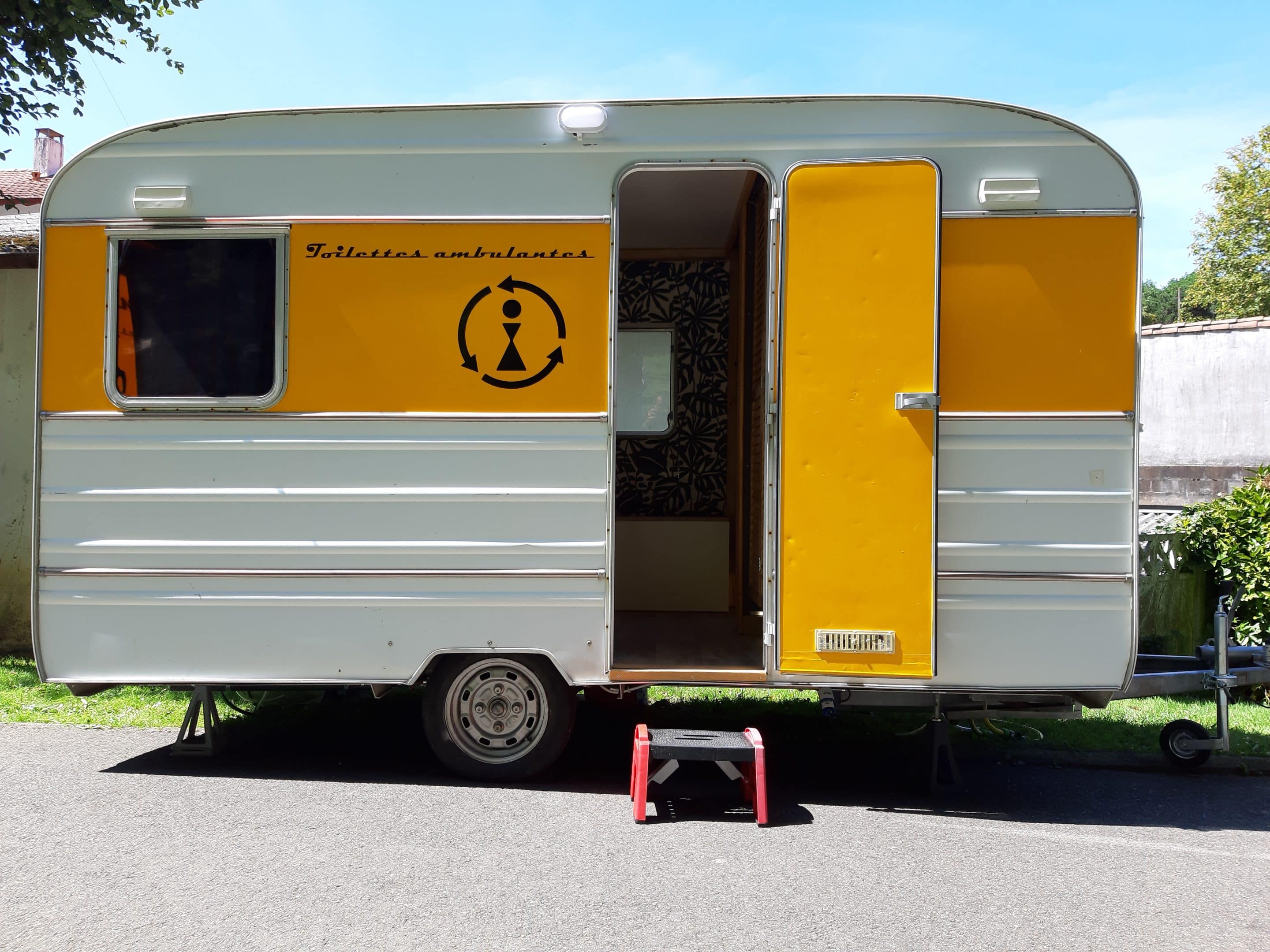 type de toilettes classiques avec chasse d'eau